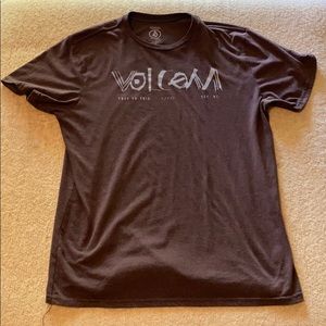 2 men’s surf shirts